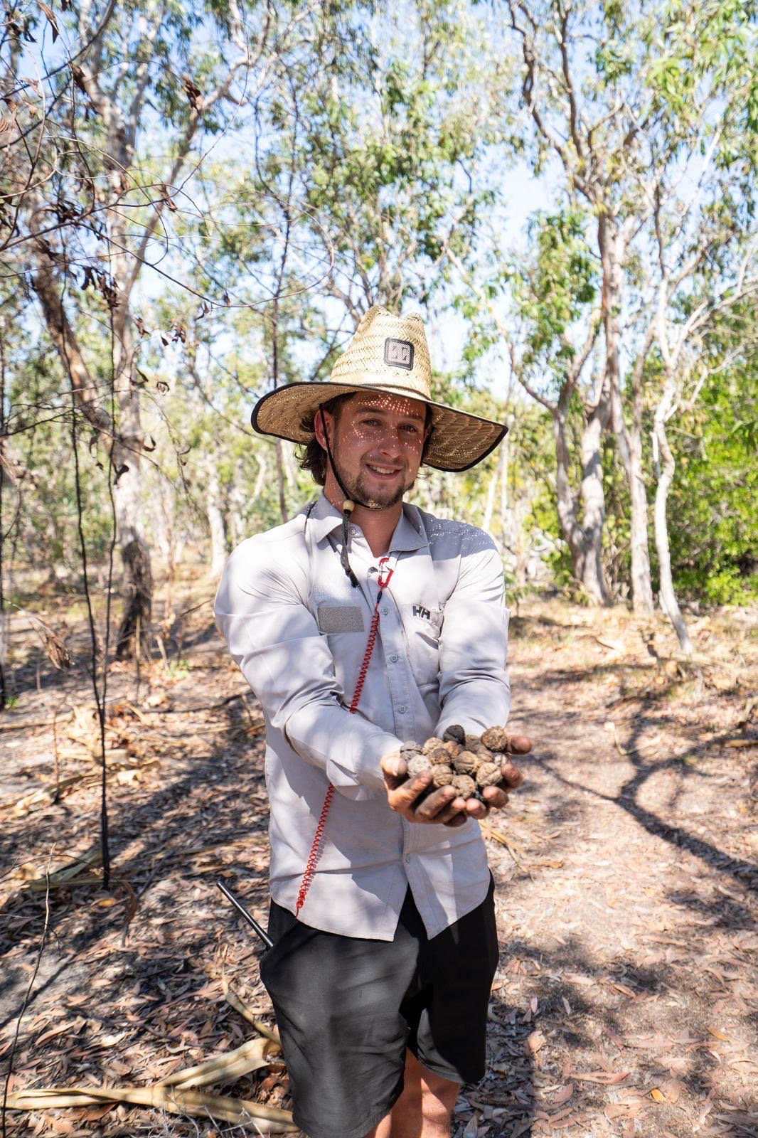 Jarien &mdash; guide &mdash; holding bush foods